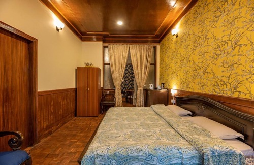 Nainital House | Lavender, Boutique family room near Naini Lake by Roamhome