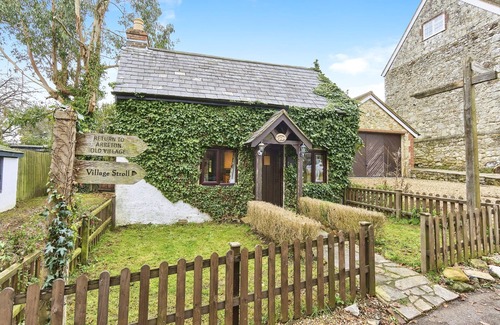 Arreton Cottage | Lavender Cottage - a cottage that sleeps 5 guests in 3 bedrooms
