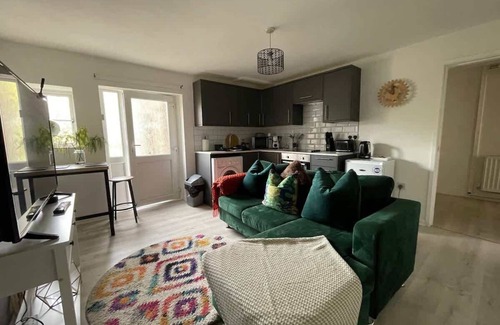 Newport Apartment | Lavender Lodge 6 guests Newport near City Centre