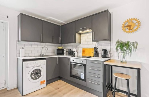 Newport Apartment | Lavender Lodge 6 guests Newport near City Centre
