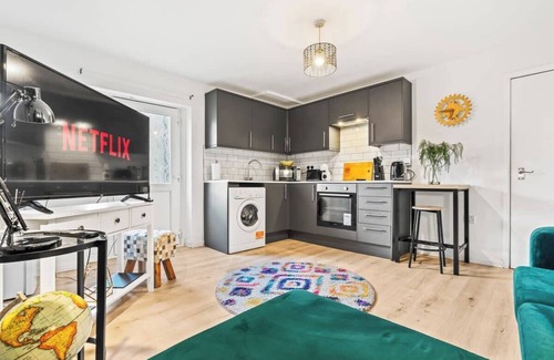 Newport Apartment | Lavender Lodge 6 guests Newport near City Centre