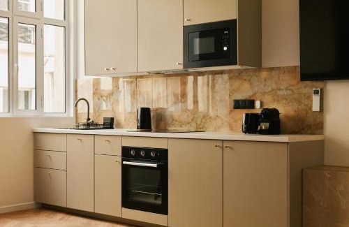 Marais Apartment | Lavie Maison Central AC Hot Tub