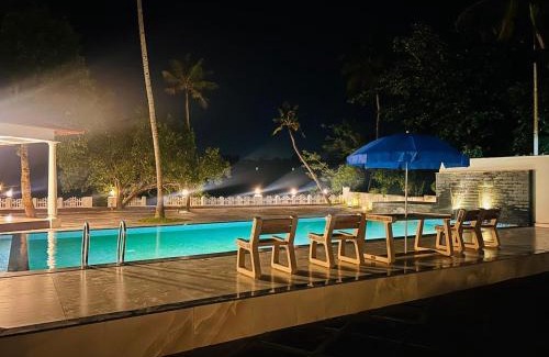 Thekkumbhagam Bed & Breakfast | Lavilla Lake Resort And Restaurant