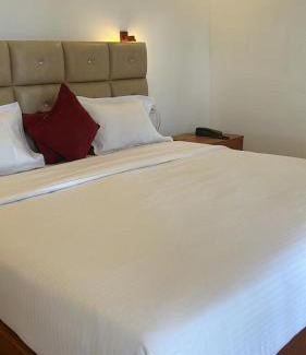 Thekkumbhagam Bed & Breakfast | Lavilla Lake Resort And Restaurant