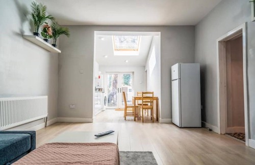 Moseley Apartment | Lavish 2- bedroom Flat with Free Parking