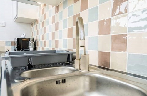 Moseley Apartment | Lavish 2- bedroom Flat with Free Parking