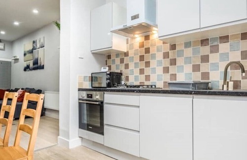 Moseley Apartment | Lavish 2- bedroom Flat with Free Parking