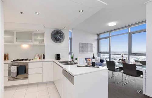 Kangaroo Point Apartment | Lavish 2 Level CBD SkyHome on the River - Carpark + WIFI + Tennis Court + Views + Sleeps 9