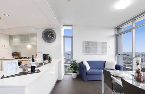 Kangaroo Point Apartment | Lavish 2 Level CBD SkyHome on the River - Carpark + WIFI + Tennis Court + Views + Sleeps 9