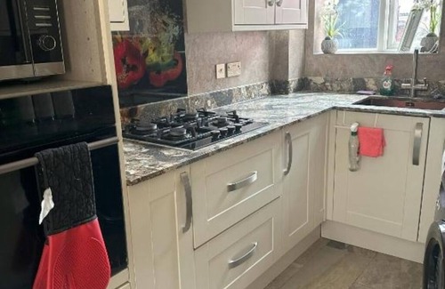 Heath House | Lavish 3 story house : Double Room with Shared Bathroom