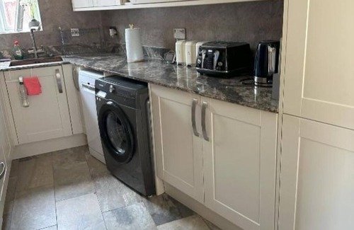 Heath House | Lavish 3 story house : Double Room with Shared Bathroom