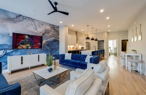 West End House | LAVISH COWBOY - ROOFTOP HOT TUB - MINS TO BROADWAY