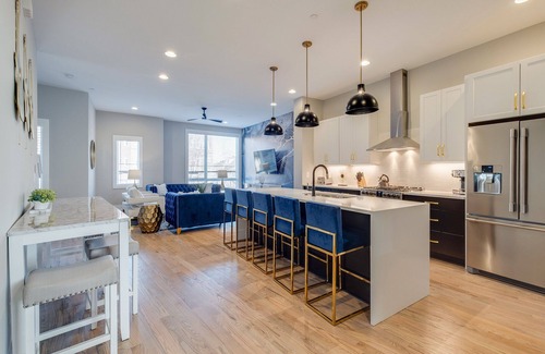 West End House | LAVISH COWBOY - ROOFTOP HOT TUB - MINS TO BROADWAY