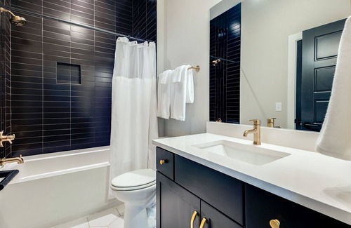 West End House | LAVISH COWBOY - ROOFTOP HOT TUB - MINS TO BROADWAY