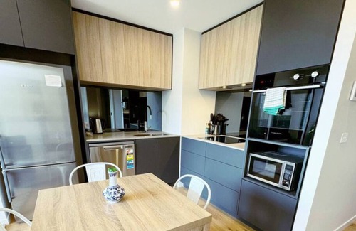 Lyneham Apartment | Lavish in Lyneham - 2BD 1Bth Apt