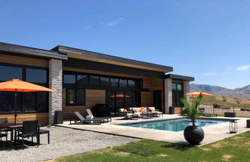 Manson House | Lavish Lake Chelan Escape Pool and Panoramic Views