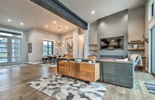 Manson House | Lavish Lake Chelan Escape Pool and Panoramic Views
