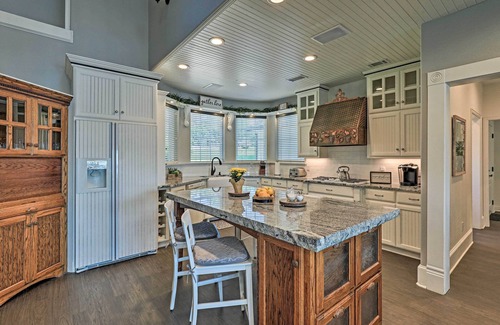 Granbury House | Lavish Lake House, Near Vineyards + Marinas!