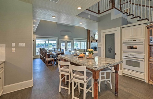 Granbury House | Lavish Lake House, Near Vineyards + Marinas!