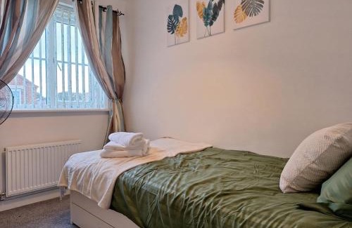 Wakefield House | Lavish Lodge - Perfect for couples, families and contractors!