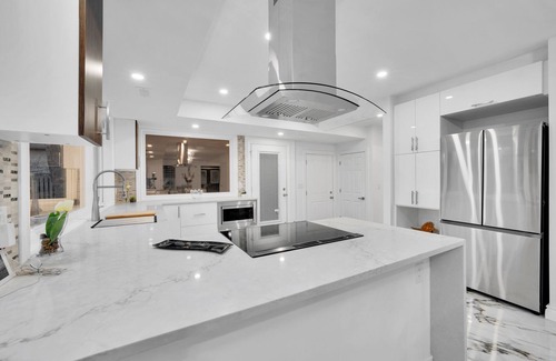 Riverside House | Lavish Mansion: Jacuzzi Suite, Elegant Interior