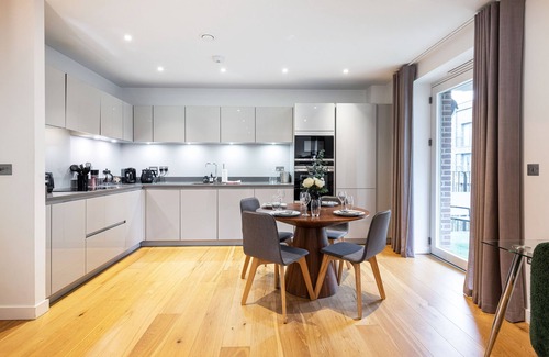 Northcote Apartment | Lavish on Sphinx - Pet friendly apartment; only a 5 mins walk from the station!