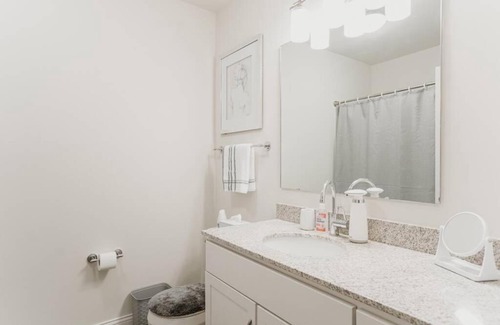 Mile Square Apartment | Lavish Penthouse Near Monument circle