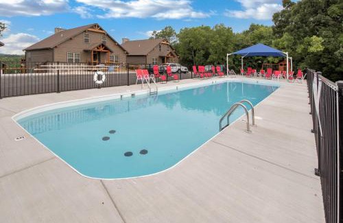 Lampe House | Lavish Retreat with Decks, Steps to Table Rock Lake!