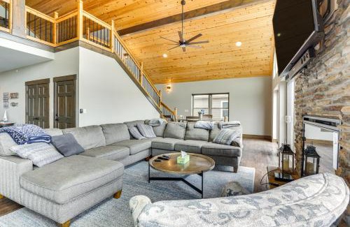 Lampe House | Lavish Retreat with Decks, Steps to Table Rock Lake!