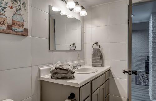 Stillwater Apartment | Lavish style 2BR in Stillwater with Free Parking and WiFi