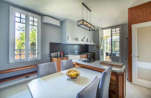 Claouey Villa | Lavish villa with pool in the front line of the Bay