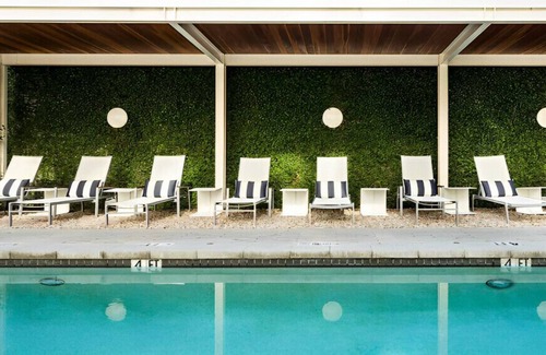 The Drag House | Lavishly Appointed Place with Best Amenities!
