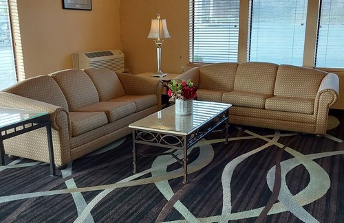 Puget Hotel | Lavissh Inn & Suites