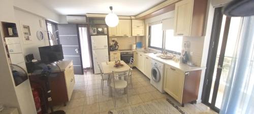 Lavreotiki Apartment | Lavrio center - Thanasis' Studio