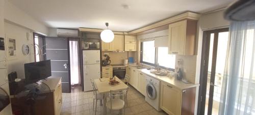 Lavreotiki Apartment | Lavrio center - Thanasis' Studio