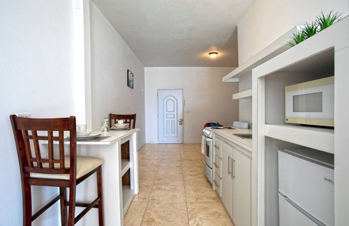 The Valley Condo | LaVue Inn- Central, Affordable, CLEAN & Ocean View with Kitchen!