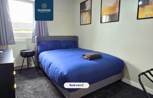 Dundee Apartment | LAW 1 - 4 Rooms, 4 Beds with TV's and Fans, BRAND NEW FURNITURE, FRESHLY REDECORATED Rooms, Free Private Parking, Fully Equipped, Group Favourite, 5 mins TO CENTRE - Long Stays, INVOICE and REDUCED PRICE are only by SUNRISE SHORT LETS Dundee