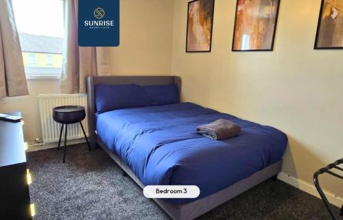 Dundee Apartment | LAW 1 - 4 Rooms, 4 Beds with TV's and Fans, BRAND NEW FURNITURE, FRESHLY REDECORATED Rooms, Free Private Parking, Fully Equipped, Group Favourite, 5 mins TO CENTRE - Long Stays, INVOICE and REDUCED PRICE are only by SUNRISE SHORT LETS Dundee
