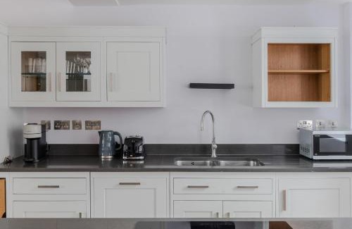Clerkenwell Apartment | Law & Order - Farringdon - by Frankie Says