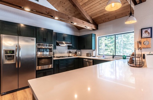 Arnold Cabin | Lay-Z-Bone Lodge~A/C & Summer Pool Access!