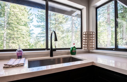 Arnold Cabin | Lay-Z-Bone Lodge~A/C & Summer Pool Access!
