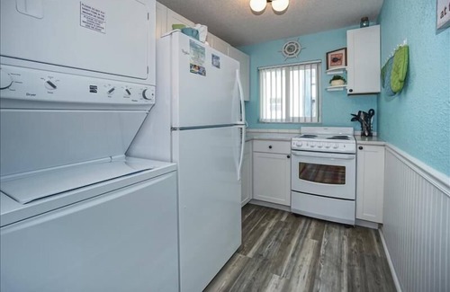 Bradenton Beach Condo | Lay-Z-Liv-N 12 ~ Pool, Steps to Beach, Updated