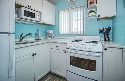Bradenton Beach Condo | Lay-Z-Liv-N 12 ~ Pool, Steps to Beach, Updated