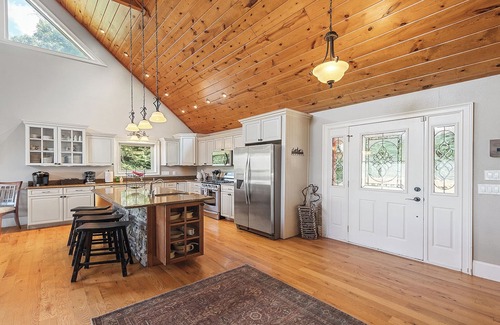 Waynesville House | Layered Mtn Views, Privacy, Firepit, HOT TUB, High Speed Wifi, Game Room.