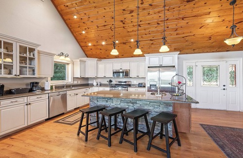 Waynesville House | Layered Mtn Views, Privacy, Firepit, HOT TUB, High Speed Wifi, Game Room.