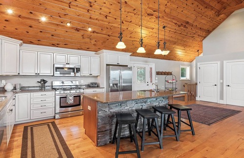 Waynesville House | Layered Mtn Views, Privacy, Firepit, HOT TUB, High Speed Wifi, Game Room.