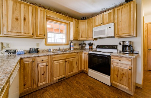 Helen Cabin | Lazy Bear Lair - Adorable bear-themed rustic retreat minutes from downtown Helen