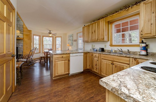 Helen Cabin | Lazy Bear Lair - Adorable bear-themed rustic retreat minutes from downtown Helen