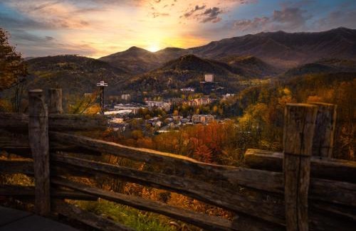 Gatlinburg - Pigeon Forge House | Lazy Bear Lake, Fishing, Hot Tub, WIFI, 685 in FREE Attraction tickets each paid day!