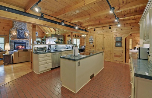 Helen Cabin | Lazy Bear Lodge: Getaways, WineTours, Bridal Parties,Reunions, Corporate Retreat